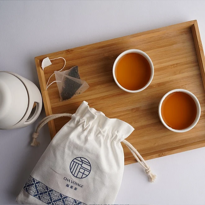 品牌實拍的三角立體茶包、茶湯與帆布福袋